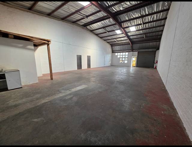192M² WAREHOUSE TO LET IN CROWN